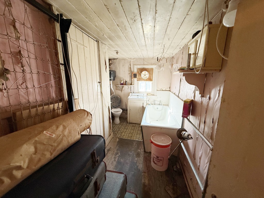 Lot: 25 - MID-TERRACE HOUSE FOR REFURBISHMENT IN DESIRABLE LOCATION - Bathroom with WC